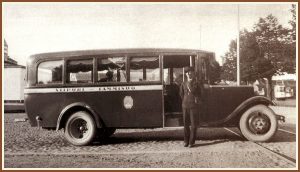 <pre>Tammisuon Auto-
osuuskunnalta tullut 
Citroen-auto ja Onni 
Tuovinen Viipurin 
linja-autoasemalla 
1930-luvulla.</pre>